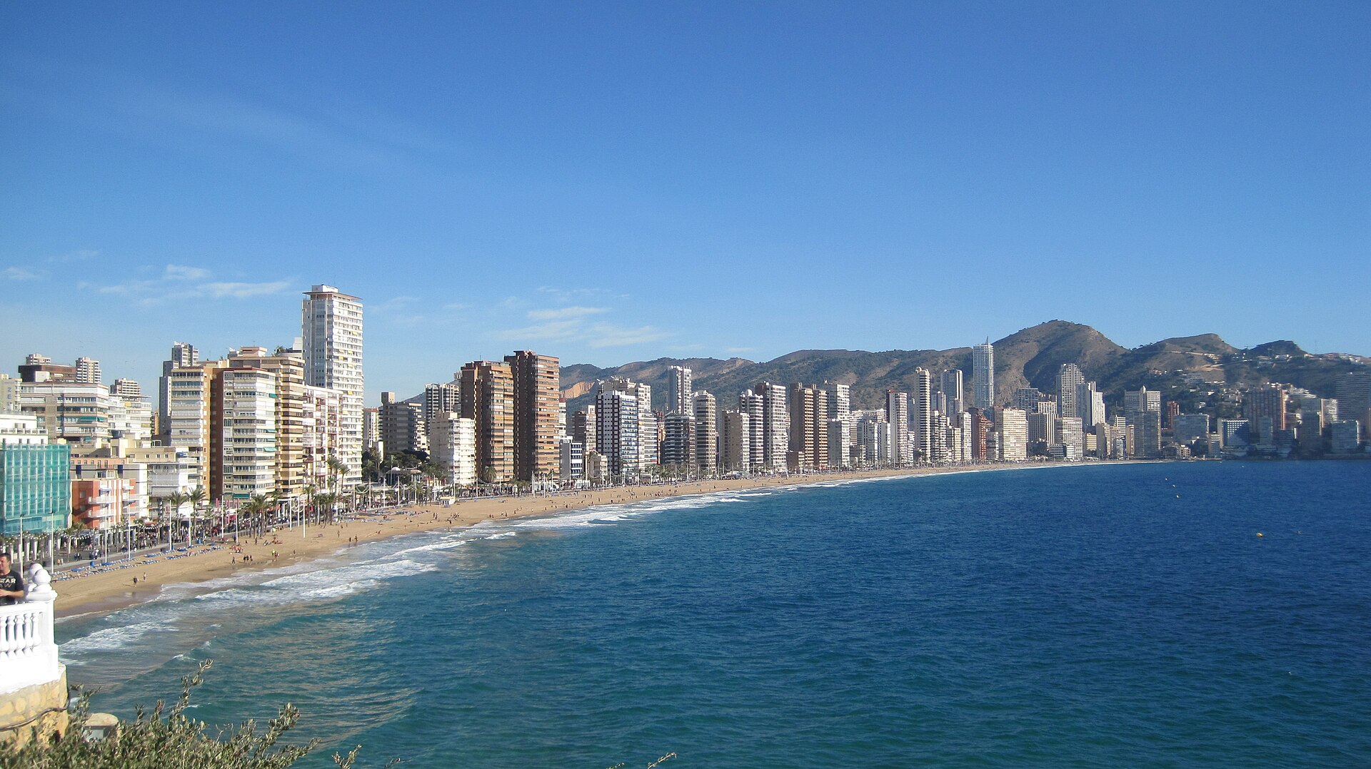 De herkenbare skyline en het Levante-strand van Benidorm