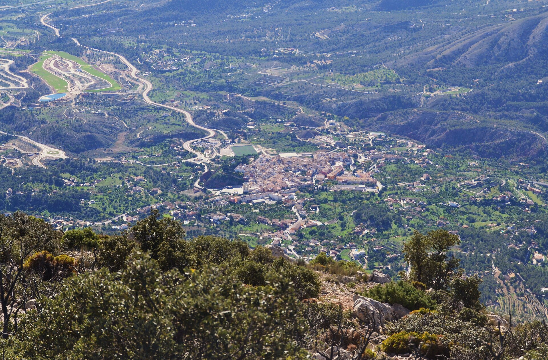 Het bergdorp Finestrat gezien vanaf de Puig Campana